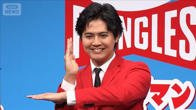 【片寄涼太】憧れのウルトラマンと夢の共演　決めポーズでにやけ顔＜芸能動画＞