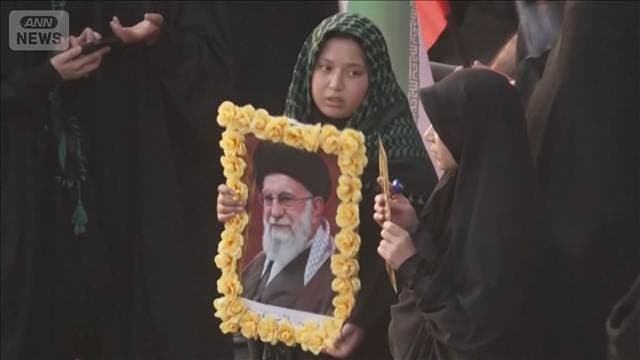 イラン前最高指導者　ハメネイ氏の国葬　棺が運び出される