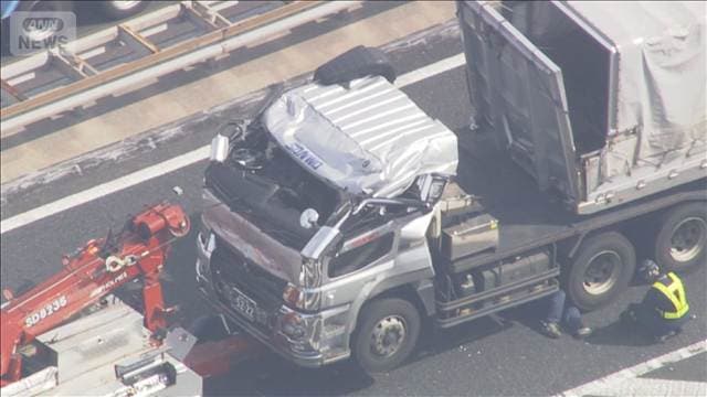 トレーラーの鉄鋼材が崩れ運転席が潰れる　運転手の男性死亡　外環道・戸田東IC付近