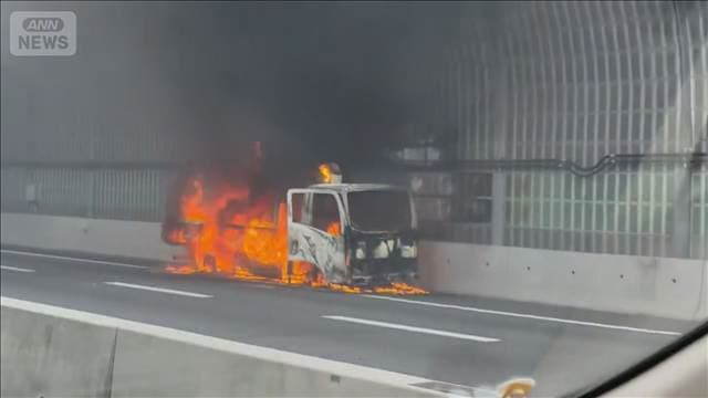 クレーン付きトラック炎上　運転手は避難しけがなし　千葉・京葉道