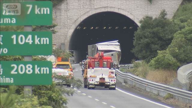 北関東道でトラック2台が絡む事故　運転手2人が搬送され1人意識不明