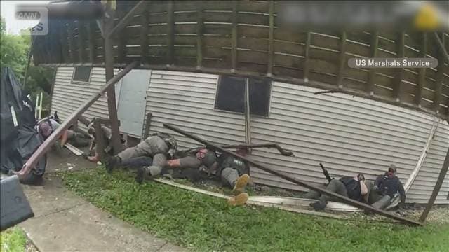 2階のデッキが突然崩落　捜査中の隊員が落下しけが　アメリカ