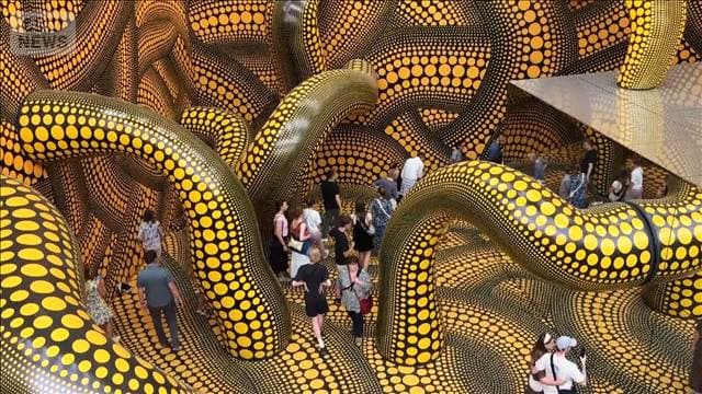草間彌生さん回顧展　独で入場者数を更新