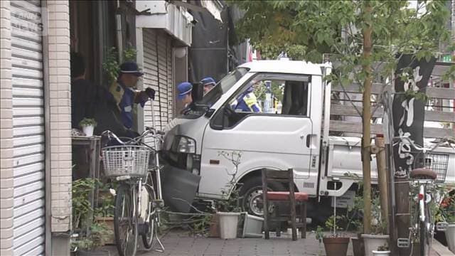菓子店に車突っ込み2人けが「アクセルとブレーキ踏み間違えた」東京・清澄白河駅近く