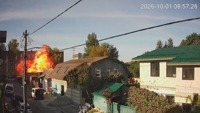 キーウの学校にドローン着弾…爆発の瞬間がカメラに 　子ども104人登校も直前に避難