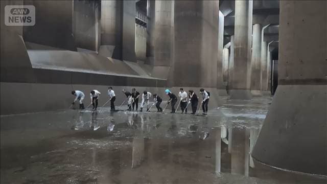 「首都圏外郭放水路」の清掃公開　9月に雨水流入3回　堆積泥5cmを手作業で除去