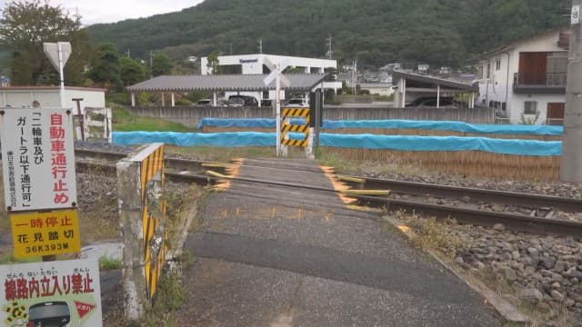 遮断機と警報機ない踏切で事故　中学生が列車にはねられ死亡　長野