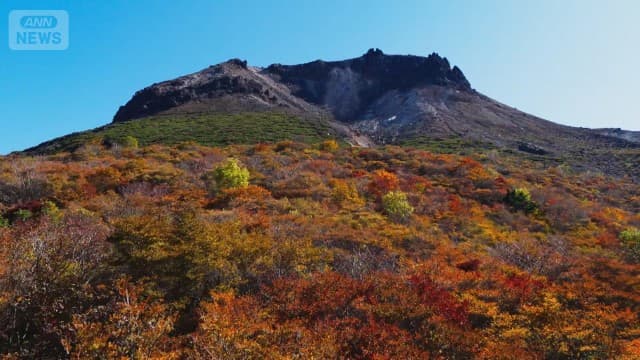 秋晴れ彩る“紅葉の絨毯”栃木・那須「茶臼岳」登山客7万人が訪れる紅葉の大パノラマ