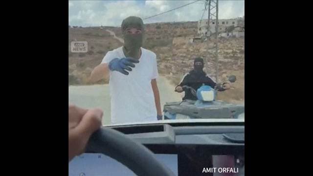 ヨルダン川西岸　外交官ら襲撃でイスラエル人10人逮捕　警察が複数の車両押収