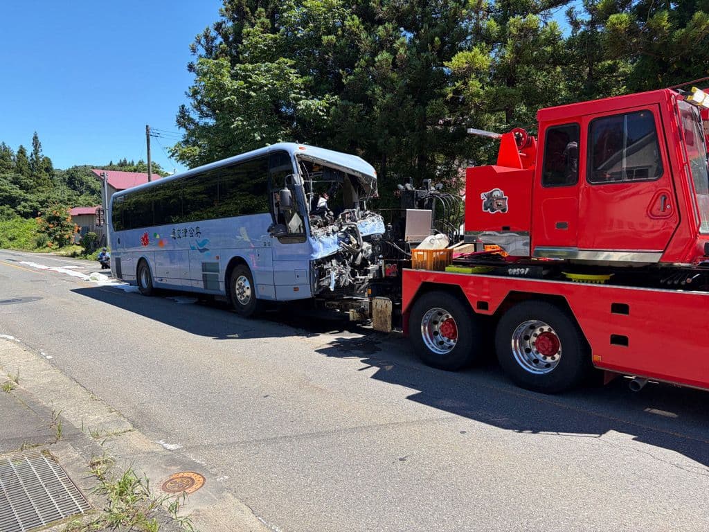 柳津町でバスとダンプが衝突　バス運転手が意識不明