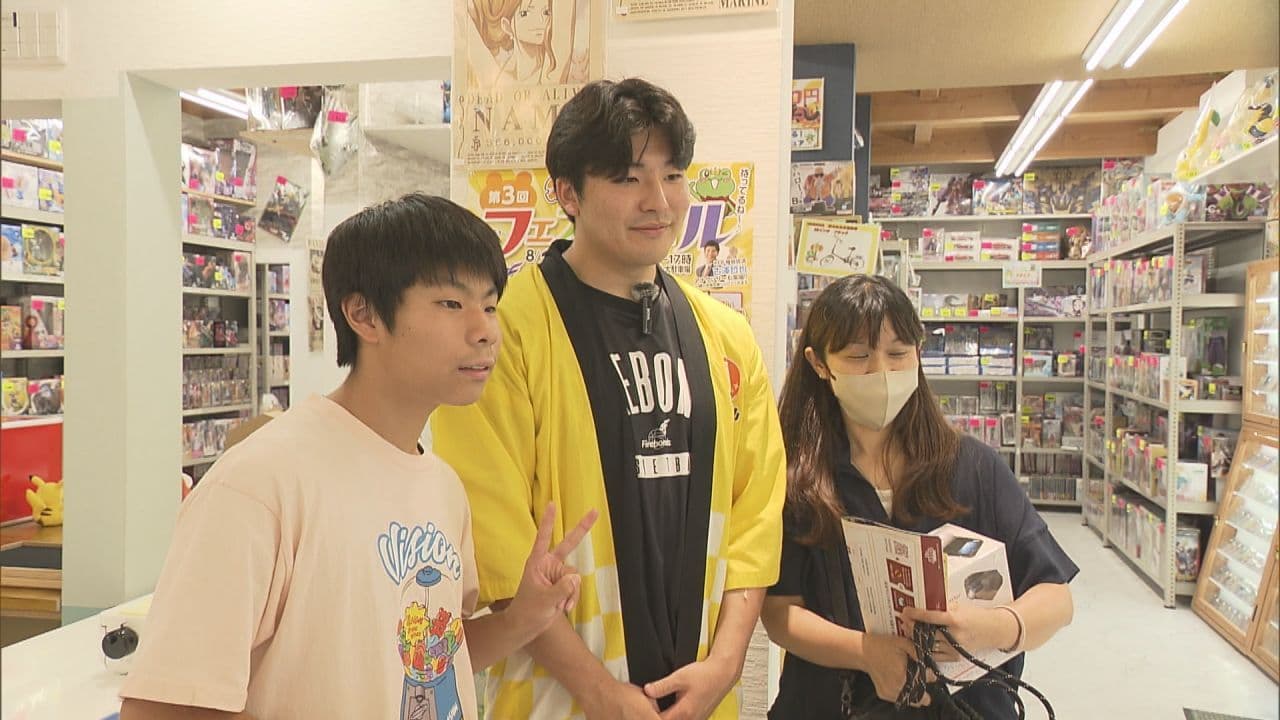 福島ファイヤーボンズ選手が1日店長　トレーディングカード専門店で夏イベント
