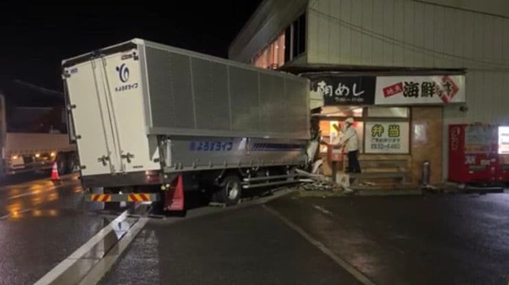【速報】いわき市でトラックが飲食店に突っ込む　運転手とみられる男性が心肺停止
