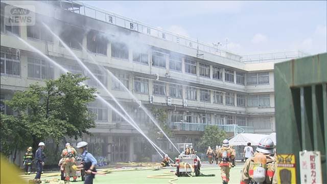 準備室の角付近が激しく燃えていた…教師目撃 小学校火事の出火元?実況見分