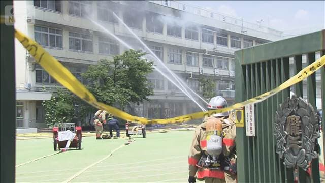 男性教師がとっさの判断で児童らを避難 11人けが小学校火災