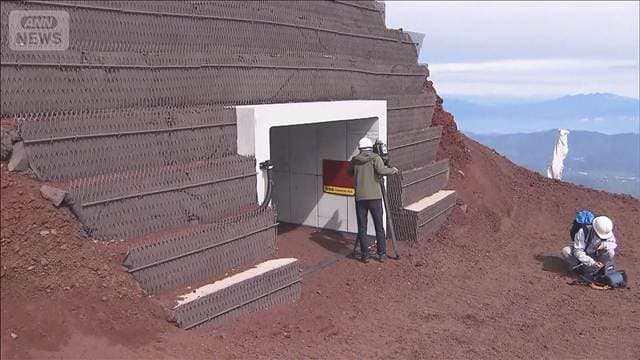 富士山に避難用シェルター増設 山開きを控え新たに二か所設置