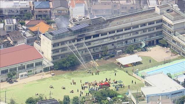 音楽準備室の電気ストーブ周辺に20本超のハンガーやタオル 東京・北区の小学校火事