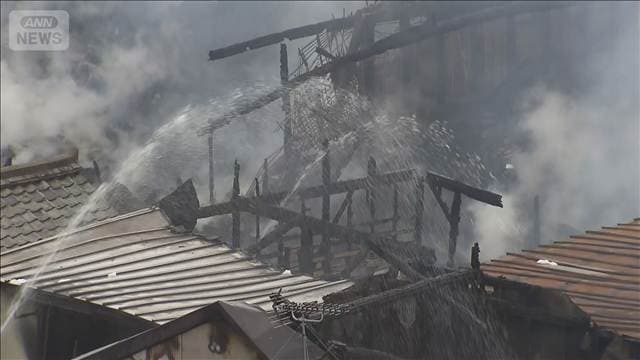 島根・出雲の商店街の火事、消防団員の2人が体調不良で搬送