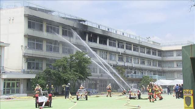 小学校の火事で女性教師“洗濯物乾かしていた” 電気ストーブは通電状態 東京・北区