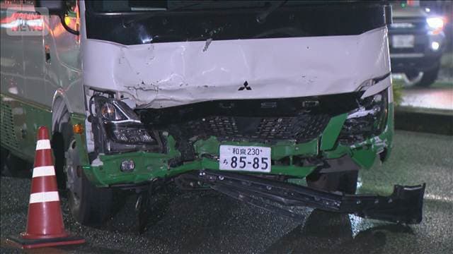 スクールバスが対向車線に 6台絡む事故 大阪・河内長野市