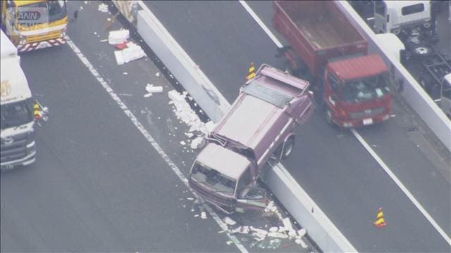 首都高速でごみ収集車が事故 分離帯に乗り上げる 男性2人けが 横浜市