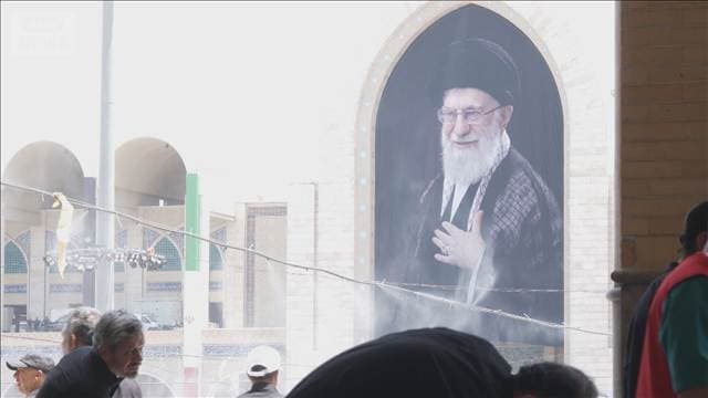 「世界全体の自由愛した」イラン前最高指導者ハメネイ師の国葬始まる 涙流す参列者も