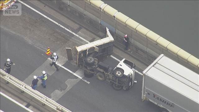首都高速でトラック横転 一部区間で通行止め 道路に土砂が散乱 東京・足立区