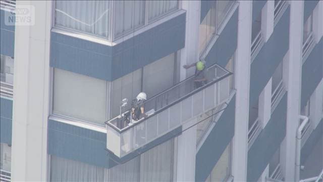 37階建てのタワーマンション 清掃中のゴンドラ止まり 作業員が宙づり