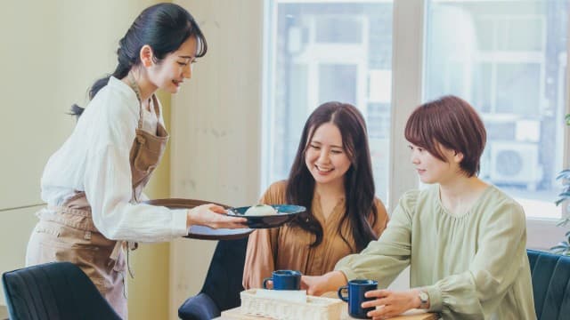 先月のバイト平均時給1365円 「製造・技能」「運搬・清掃・包装」は「事務職」上回る