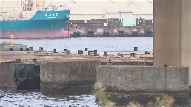 台船に寝間着姿の女性 搬送後死亡 事件の可能性も 大阪・大正区