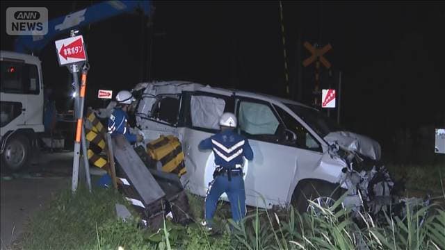 JR富良野線の踏切で列車とワゴン車衝突 外国籍の男女5人搬送