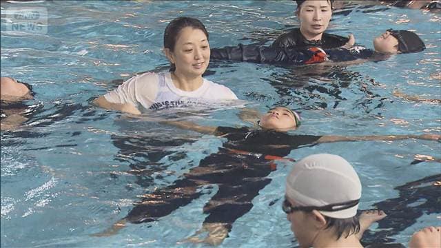 五輪金メダリスト「着衣泳」教室 着衣でも「力抜くと浮きやすい」