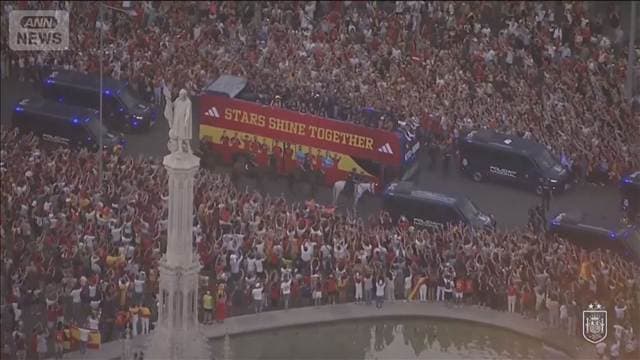 W杯優勝のスペイン代表が凱旋 パレードに約200万人集まる