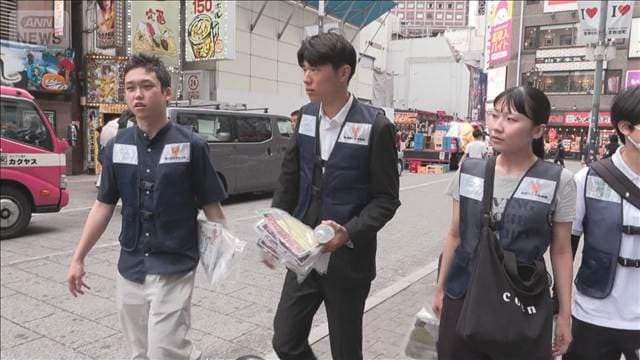 大学生ボランティアが「トー横」で少年らに声掛け 夏休みに入り注意を呼び掛け