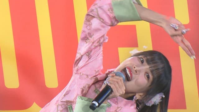 中毒性が強いデビュー曲“役満ボディ”が熱唱