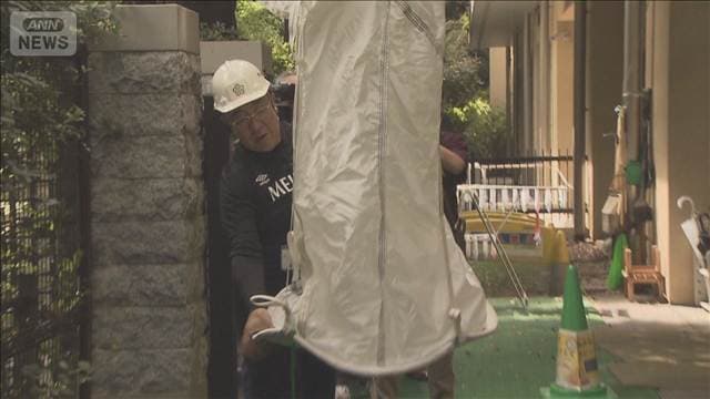 小学校教職員が救助袋を使った消防訓練に参加