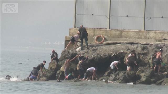 スペインの飛び地に数千人が殺到 国境の検問所回避で泳ぎ侵入 受け入れ施設はパンク