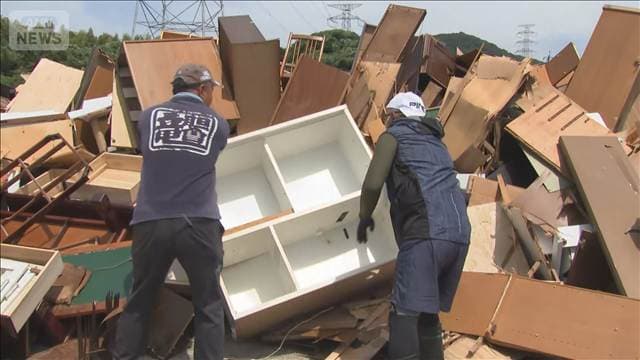 熊本で震災後初の休日 災害ごみ仮置き場に多くの人