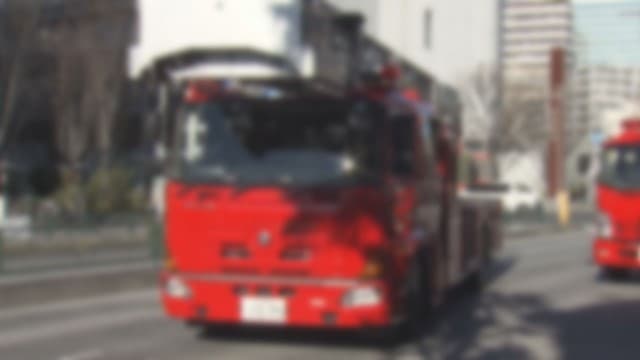 マンション最上階の一室全焼火事 2人病院に搬送 神奈川・海老名市