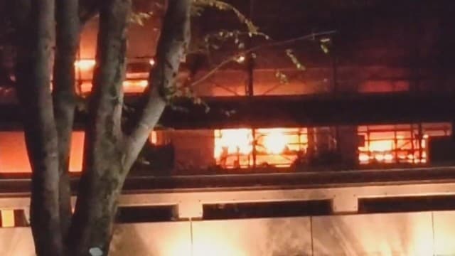 東京・小金井市でマンション火災 男女12人けが 「爆発音危ない」