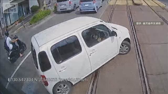 右折禁止違反の車が市電と衝突 男女3人降りて逃走 ドライブレコーダーに一部始終