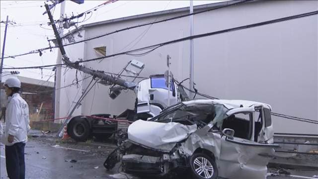 交差点でトラックと乗用車の接触事故 電柱に突っ込む…7人重軽傷 大阪