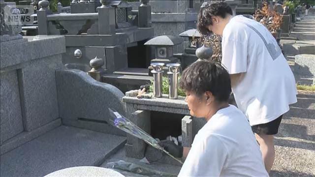 被災地もお盆 墓石倒れた中で墓参り 祖先に無事を報告「守ってくれてありがとう」