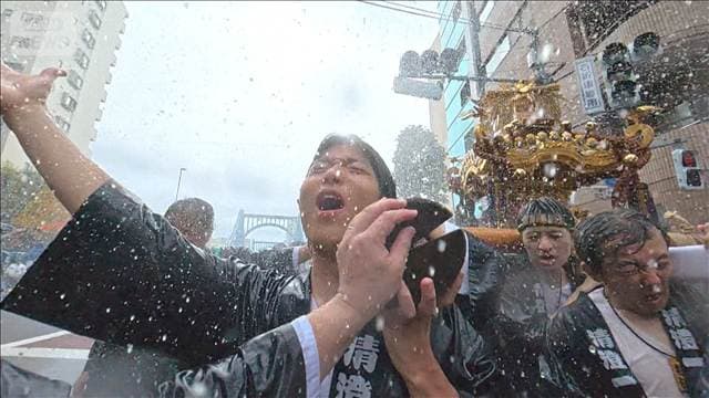 江戸三大祭りの一つ 深川八幡祭り 都内に54基の神輿が大集結 激しい水かけも