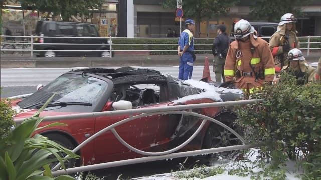 スポーツカーが炎上 後方部から激しい炎…一時車線規制も 東京・台東区