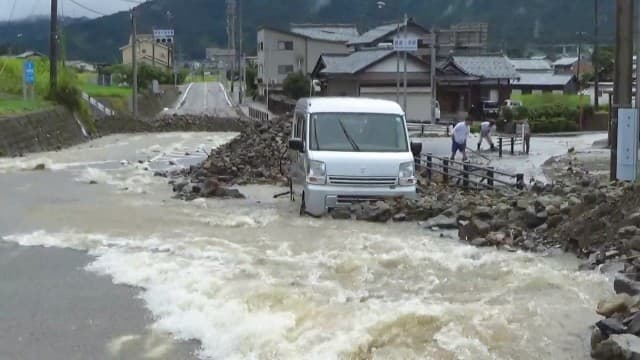 また災害級大雨「大きな石ゴロゴロ」福井で大雨特別警報が一時発表 冠水で道路寸断