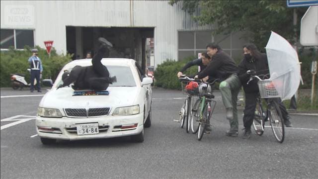 スタントマンで交通事故再現など交通安全イベント 自動車学校で“夏祭り”