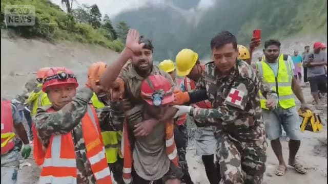 ネパール・中国土石流から9日 水力発電所900人不明のなか2人を救出