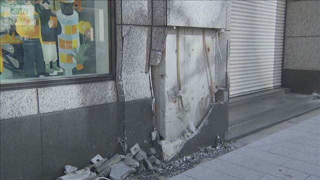 御堂筋で車が歩道に乗り上げビルに衝突 運転の男性死亡 大阪市