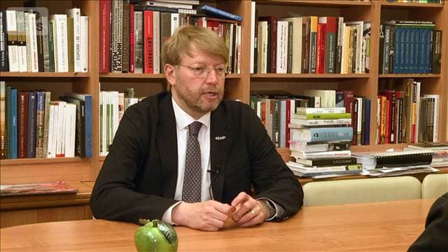 「多くのロシア人が平和望んでいる」ロシア下院選 反戦訴える野党「ヤブロコ」代表