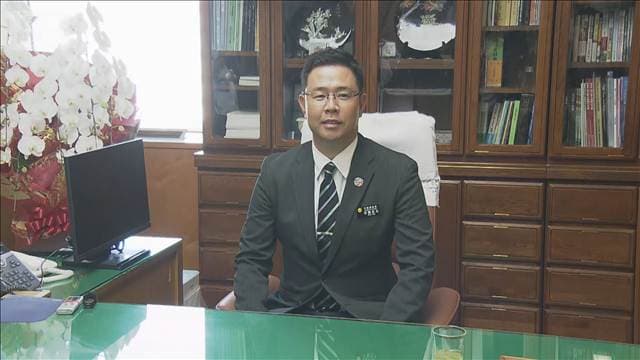 古謝氏、沖縄県知事に正式就任 初登庁で決意「バトン引き継ぎ県政運営を」